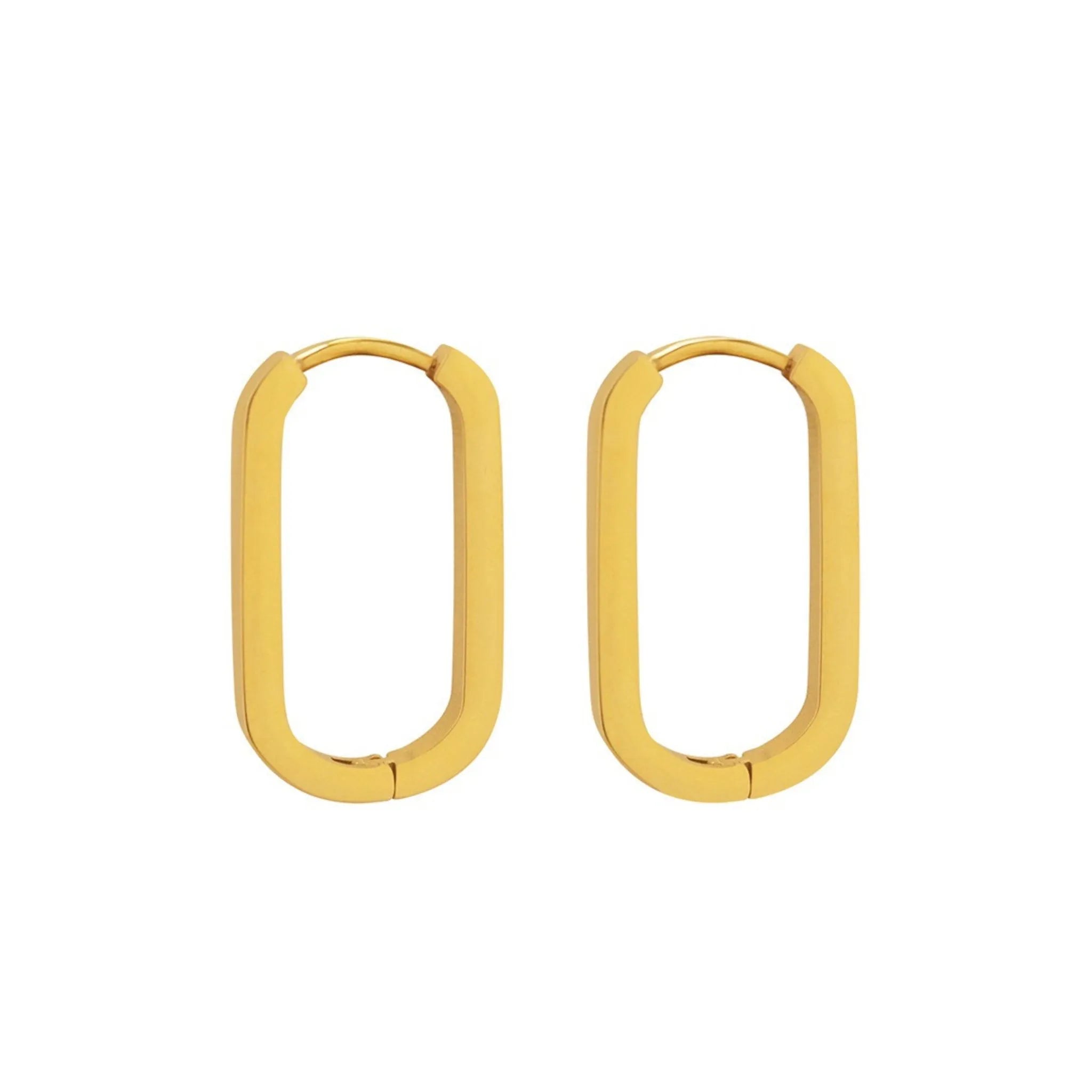 Ovale goldene Creolen mit glatter Oberfläche und schlichtem Design vor weißem Hintergrund