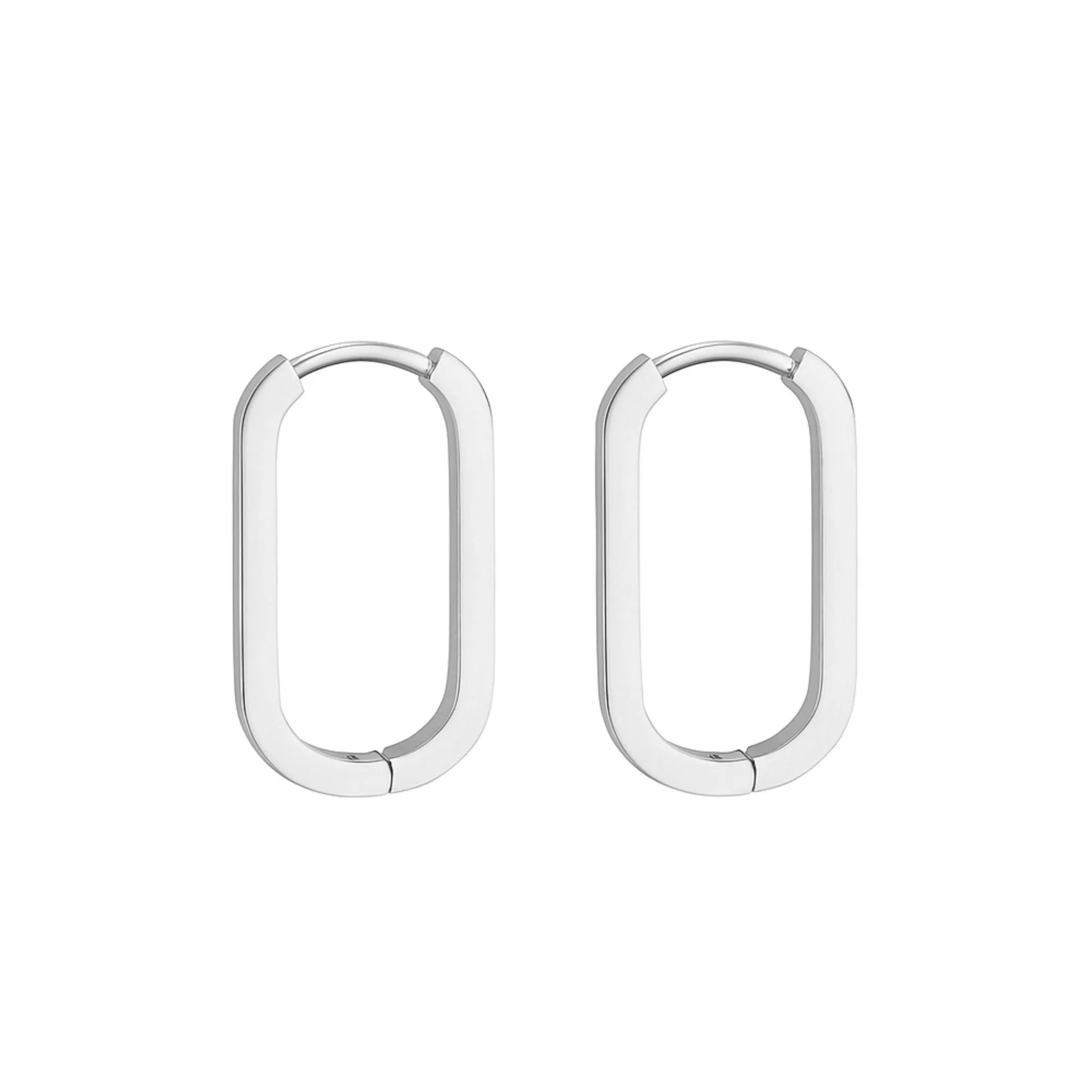 Dreizack Ovale silberne Creolen mit glatter Oberfläche und schlichtem Design vor weißem Hintergrund