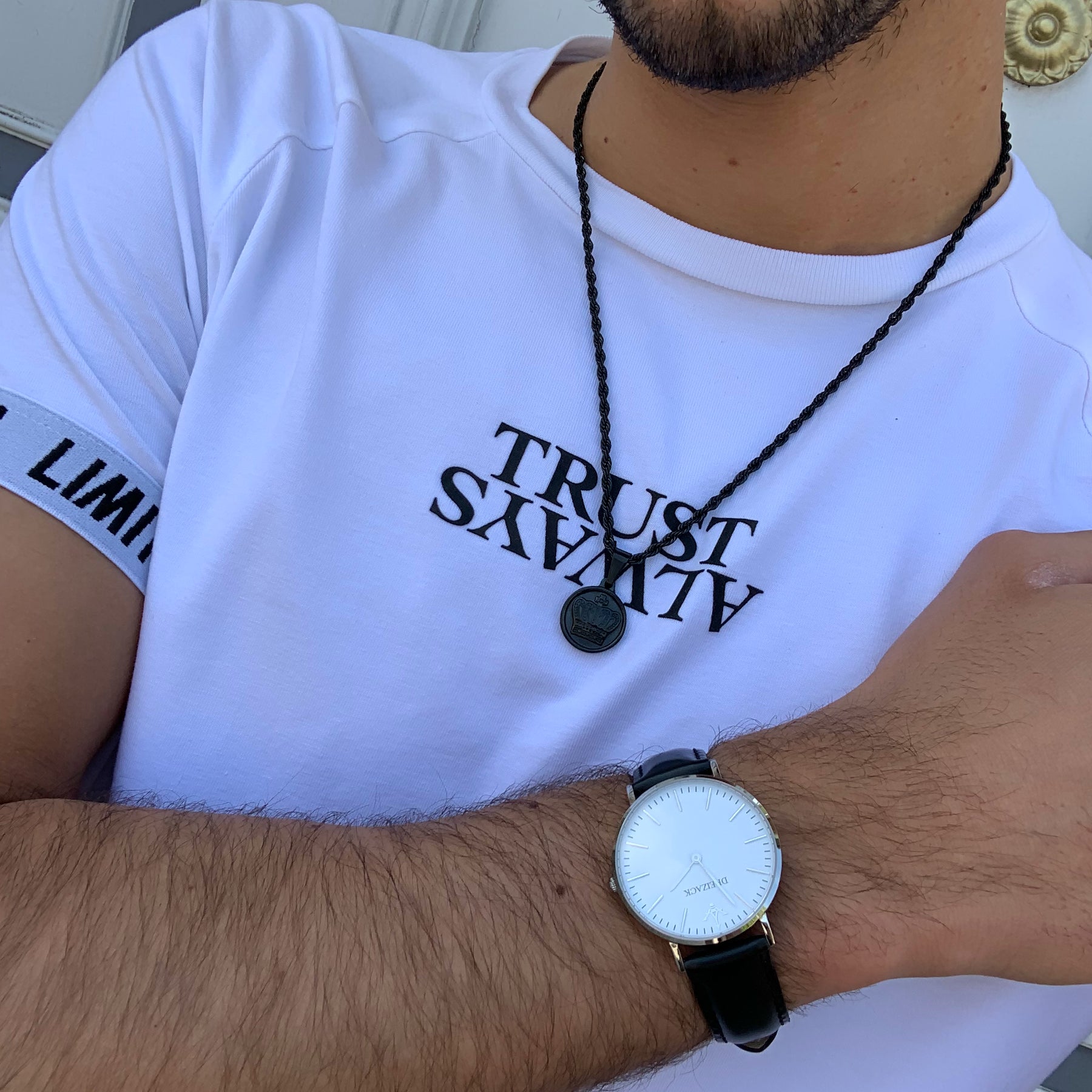CROWN MEDAL NECKLACE BLACK - Dreizack